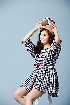포토 JPG 스튜디오촬영 모자 우먼라이프 원피스 여자 의자 실내 한명 웃음 들기 사람 앉기 동양인 20대 성인 옆모습 책 독서 귀여움 한국인 클래식 순수 머리위 청순 의료성형뷰티 여자만 여자한명만 성인여자만 청년만 청년여자만 성인한명만 청년여자한명만 성인여자한명만 성인만 국내포토 1 라이프스타일 잡화 옷 뷰포인트 가구 컨셉 모션 표정 인종 청년 내부 파일형식