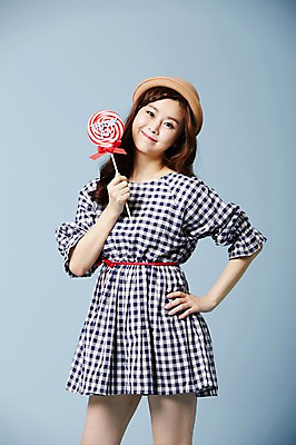 포토 JPG 스튜디오촬영 모자 우먼라이프 원피스 여자 리본 음식 허리손 실내 막대사탕 사탕 한명 서기 웃음 들기 사람 동양인 상반신 20대 성인 앞모습 귀여움 한국인 클래식 순수 청순 의료성형뷰티 여자만 여자한명만 성인여자만 청년만 청년여자만 성인한명만 청년여자한명만 성인여자한명만 성인만 국내포토 1 라이프스타일 잡화 옷 뷰포인트 포즈 컨셉 모션 디저트 표정 인종 청년 내부 파일형식