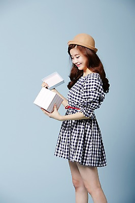 포토 JPG 스튜디오촬영 모자 우먼라이프 응시 원피스 여자 실내 선물 한명 서기 웃음 들기 사람 동양인 이벤트 20대 성인 옆모습 선물상자 상자 귀여움 한국인 오픈 클래식 순수 청순 의료성형뷰티 여자만 여자한명만 성인여자만 청년만 청년여자만 성인한명만 청년여자한명만 성인여자한명만 성인만 국내포토 1 라이프스타일 시선 잡화 옷 뷰포인트 컨셉 모션 표정 인종 청년 내부 파일형식