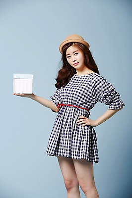 포토 JPG 스튜디오촬영 모자 우먼라이프 원피스 여자 허리손 실내 선물 한명 서기 들기 사람 동양인 이벤트 20대 성인 앞모습 선물상자 상자 귀여움 한국인 클래식 순수 청순 의료성형뷰티 여자만 여자한명만 성인여자만 청년만 청년여자만 성인한명만 청년여자한명만 성인여자한명만 성인만 국내포토 1 라이프스타일 잡화 옷 뷰포인트 포즈 컨셉 모션 인종 청년 내부 파일형식