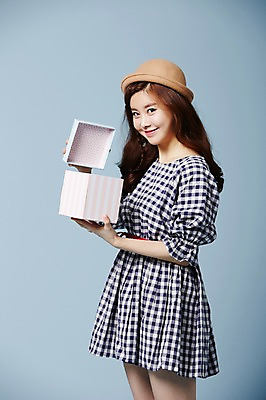 포토 JPG 스튜디오촬영 모자 우먼라이프 원피스 여자 실내 선물 한명 서기 웃음 들기 사람 동양인 이벤트 20대 성인 옆모습 선물상자 상자 귀여움 한국인 오픈 클래식 순수 청순 의료성형뷰티 여자만 여자한명만 성인여자만 청년만 청년여자만 성인한명만 청년여자한명만 성인여자한명만 성인만 국내포토 1 라이프스타일 잡화 옷 뷰포인트 컨셉 모션 표정 인종 청년 내부 파일형식