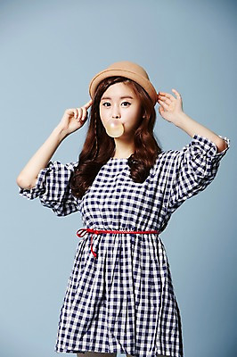 포토 JPG 스튜디오촬영 모자 우먼라이프 원피스 여자 실내 한명 사람 동양인 상반신 20대 성인 앞모습 귀여움 한국인 클래식 껌 순수 청순 의료성형뷰티 여자만 여자한명만 성인여자만 청년만 청년여자만 성인한명만 청년여자한명만 성인여자한명만 성인만 국내포토 1 라이프스타일 잡화 옷 뷰포인트 컨셉 인종 청년 내부 파일형식
