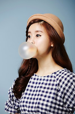 포토 JPG 스튜디오촬영 모자 우먼라이프 응시 원피스 여자 실내 한명 사람 동양인 상반신 20대 성인 옆모습 귀여움 한국인 클래식 껌 순수 청순 의료성형뷰티 여자만 여자한명만 성인여자만 청년만 청년여자만 성인한명만 청년여자한명만 성인여자한명만 성인만 국내포토 1 라이프스타일 시선 잡화 옷 뷰포인트 컨셉 인종 청년 내부 파일형식