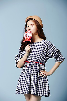 포토 JPG 스튜디오촬영 모자 우먼라이프 원피스 여자 리본 음식 허리손 실내 막대사탕 사탕 한명 서기 들기 사람 동양인 상반신 20대 성인 앞모습 귀여움 한국인 클래식 순수 청순 의료성형뷰티 여자만 여자한명만 성인여자만 청년만 청년여자만 성인한명만 청년여자한명만 성인여자한명만 성인만 국내포토 1 라이프스타일 잡화 옷 뷰포인트 포즈 컨셉 모션 디저트 인종 청년 내부 파일형식