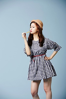 포토 JPG 스튜디오촬영 모자 우먼라이프 원피스 여자 허리손 실내 한명 서기 사람 동양인 20대 성인 앞모습 귀여움 한국인 찡그림 클래식 껌 순수 청순 의료성형뷰티 여자만 여자한명만 성인여자만 청년만 청년여자만 성인한명만 청년여자한명만 성인여자한명만 성인만 국내포토 1 라이프스타일 잡화 옷 뷰포인트 포즈 컨셉 모션 표정 인종 청년 내부 파일형식