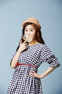포토 JPG 스튜디오촬영 모자 우먼라이프 원피스 여자 허리손 실내 한명 사람 동양인 상반신 20대 성인 앞모습 귀여움 한국인 클래식 껌 순수 청순 의료성형뷰티 여자만 여자한명만 성인여자만 청년만 청년여자만 성인한명만 청년여자한명만 성인여자한명만 성인만 국내포토 1 라이프스타일 잡화 옷 뷰포인트 포즈 컨셉 인종 청년 내부 파일형식