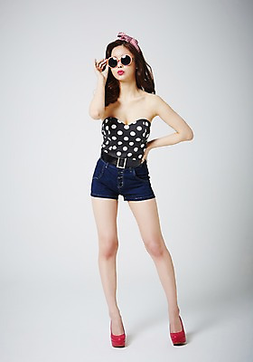 포토 JPG 스튜디오촬영 전신 우먼라이프 여자 패션 허리손 포즈 실내 한명 서기 사람 동양인 20대 성인 앞모습 청춘 선글라스 섹시 물방울무늬 한국인 머리띠 추억 하이힐 유혹 복고 핀업걸 의료성형뷰티 여자만 여자한명만 성인여자만 청년만 청년여자만 성인한명만 청년여자한명만 성인여자한명만 성인만 국내포토 모델 1 라이프스타일 안경 구두 뷰포인트 컨셉 무늬 장신구 모션 인종 청년 내부 여성화 파일형식