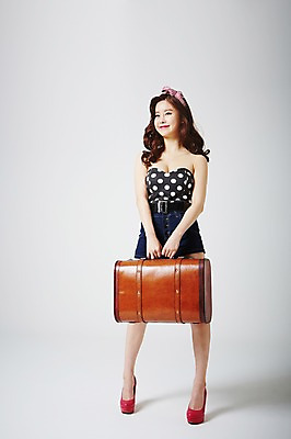 포토 JPG 스튜디오촬영 전신 우먼라이프 여자 패션 여행 포즈 가방 휴가 실내 한명 서기 웃음 들기 사람 동양인 20대 성인 앞모습 청춘 섹시 여행가방 물방울무늬 한국인 머리띠 추억 하이힐 유혹 복고 핀업걸 의료성형뷰티 여자만 여자한명만 성인여자만 청년만 청년여자만 성인한명만 청년여자한명만 성인여자한명만 성인만 국내포토 모델 1 라이프스타일 잡화 구두 뷰포인트 컨셉 무늬 장신구 모션 표정 인종 청년 내부 여성화 파일형식