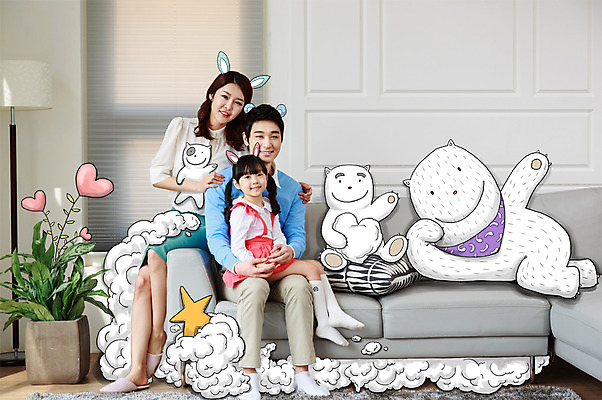 전신 PSD 식물 동물 구름 편집 편집이미지 라이프스타일 여자 남자 딸 화분 어린이 백그라운드 쿠션 거실 의자 가족 포토일러 엄마 실내 합성일러스트 웃음 사람 앉기 동양인 소녀 성인 세명 30대 청춘 소파 고양이 화목 방 한국인 스탠드 가족라이프 아빠 핵가족 디지털합성 편집일러스트 반려 이미지편집 자연요소 가구 컨셉 포유류 관계 모션 조명 표정 인종 내부 생활 장년 반려동물 파일형식