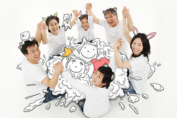 전신 PSD 동물 구름 편집 편집이미지 라이프스타일 여자 할아버지 노년 남자 딸 아들 할머니 어린이 40대 백그라운드 가족 포토일러 엄마 대가족 실내 합성일러스트 웃음 사람 앉기 동양인 손짓 소녀 소년 여러명 성인 손들기 손잡기 파이팅 고양이 만세 한국인 가족라이프 아빠 60대 디지털합성 편집일러스트 반려 이미지편집 자연요소 중년 다수 포유류 관계 모션 표정 인종 내부 생활 반려동물 파일형식