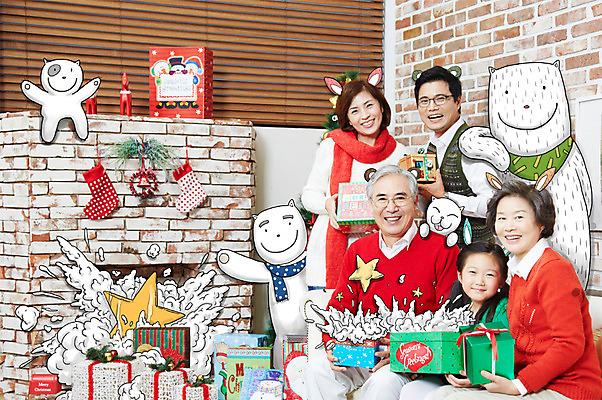 PSD 동물 구름 편집 편집이미지 라이프스타일 여자 기념일 할아버지 노년 남자 딸 행복 할머니 어린이 40대 백그라운드 크리스마스 가족 포토일러 엄마 양말 대가족 실내 합성일러스트 선물 서기 웃음 들기 사람 앉기 동양인 소녀 이벤트 여러명 상반신 성인 선물상자 고양이 한국인 가족라이프 60대 디지털합성 즐거움 편집일러스트 벽난로 반려 이미지편집 자연요소 감정 중년 다수 포유류 관계 모션 표정 인종 내부 생활 반려동물 상자 파일형식