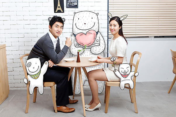 전신 PSD 식물 동물 편집 편집이미지 커플 여자 남자 커피 음료 백그라운드 의자 창문 탁자 포토일러 실내 합성일러스트 미소 웃음 사람 앉기 동양인 20대 성인 두명 옆모습 청춘 꽃병 고양이 한국인 블라인드 커피잔 찻잔 컵받침 디지털합성 편집일러스트 반려 청년만 성인만 이미지편집 꽃 뷰포인트 가구 컨셉 포유류 관계 모션 잔 표정 인종 청년 내부 반려동물 커튼 받침대 파일형식