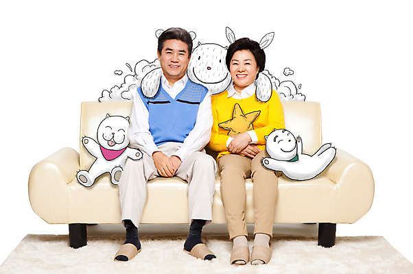 전신 PSD 동물 편집 편집이미지 라이프스타일 부부 커플 응시 여자 할아버지 노년 남자 할머니 백그라운드 의자 포토일러 슬리퍼 실내 합성일러스트 미소 웃음 사람 앉기 동양인 성인 두명 앞모습 실버라이프 소파 노부부 고양이 한국인 60대 디지털합성 편집일러스트 반려 노인만 성인만 이미지편집 시선 뷰포인트 가구 신발 포유류 관계 모션 표정 인종 내부 생활 반려동물 파일형식