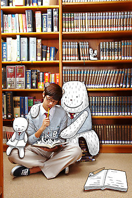 전신 PSD 동물 편집 편집이미지 학생 남자 교복 남학생 백그라운드 생각 청소년 포토일러 책장 스트레스 실내 피곤 합성일러스트 한명 사람 앉기 동양인 10대 책 필기구 연필 십대라이프스타일 고양이 펼침 시험 한국인 도서관 디지털합성 고민 편집일러스트 반려 어려움 남자만 남자한명만 십대만 십대남자만 십대남자한명만 이미지편집 1 라이프스타일 옷 교육 감정 가구 컨셉 포유류 모션 문구용품 학용품 인종 내부 반려동물 파일형식