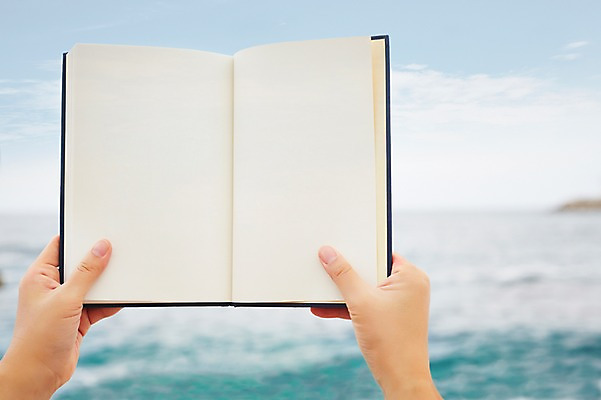 포토 JPG 주간 손 계절 파도 바다 한명 들기 사람 풍경 해변 야외 아웃포커스 신체부위 책 여름 여름풍경 펼침 양손 국내포토 자연요소 1 모션 촬영기법 파일형식 여름_계절