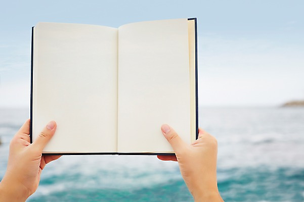 포토 JPG 주간 손 계절 바다 한명 들기 사람 풍경 해변 야외 아웃포커스 신체부위 책 여름 여름풍경 펼침 양손 국내포토 자연요소 1 모션 촬영기법 파일형식 여름_계절