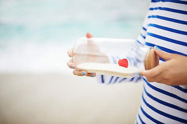 포토 JPG 주간 손 계절 모래 바다 유리병 한명 들기 사람 풍경 상반신 해변 야외 아웃포커스 신체부위 여름 모래사장 여름풍경 닫힘 뚜껑 마개 하트 닫기 병 담기 코르크 국내포토 자연요소 모양 1 식기 모션 병_용기 촬영기법 파일형식 여름_계절