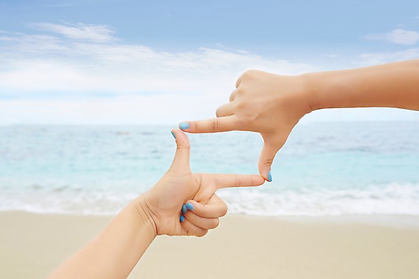 포토 JPG 주간 구름 손 계절 모래 바다 모션 하늘 프레임 한명 사람 풍경 손짓 해변 야외 신체부위 여름 모래사장 사각형 맑음 여름풍경 양손 국내포토 자연요소 도형 1 날씨 파일형식 여름_계절