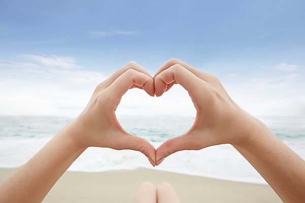 포토 JPG 주간 구름 손 계절 모래 바다 모션 하늘 한명 사람 풍경 손짓 해변 야외 신체부위 여름 모래사장 맑음 여름풍경 양손 하트 다리 손하트 국내포토 자연요소 모양 1 날씨 파일형식 여름_계절