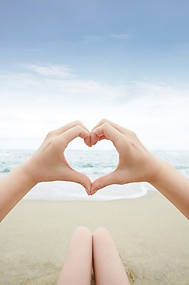 포토 JPG 주간 구름 손 계절 모래 바다 모션 하늘 한명 사람 풍경 손짓 해변 야외 신체부위 여름 모래사장 맑음 여름풍경 양손 하트 다리 손하트 국내포토 자연요소 모양 1 날씨 파일형식 여름_계절
