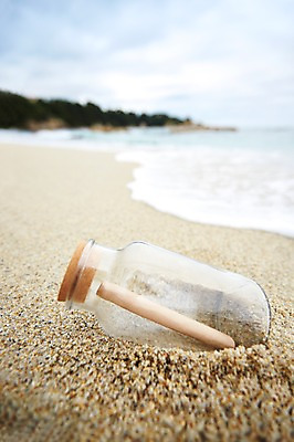 포토 JPG 주간 계절 종이 모래 바다 섬 유리병 풍경 해변 사람없음 야외 아웃포커스 여름 모래사장 여름풍경 닫힘 뚜껑 마개 닫기 병 편지 오브젝트 담기 코르크 국내포토 자연요소 식기 모션 병_용기 촬영기법 파일형식 여름_계절