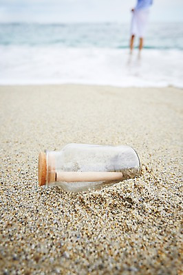 포토 JPG 주간 계절 종이 모래 바다 유리병 한명 사람 풍경 해변 야외 아웃포커스 신체부위 여름 모래사장 여름풍경 닫힘 하반신 뚜껑 마개 다리 닫기 병 편지 오브젝트 담기 코르크 국내포토 자연요소 1 식기 모션 병_용기 촬영기법 파일형식 여름_계절