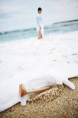 포토 JPG 주간 계절 여자 종이 모래 파도 바다 유리병 한명 서기 사람 풍경 상반신 성인 해변 야외 아웃포커스 여름 모래사장 여름풍경 닫힘 뚜껑 마개 닫기 병 편지 오브젝트 담기 코르크 여자한명만 국내포토 자연요소 1 식기 모션 병_용기 촬영기법 여자만 파일형식 여름_계절