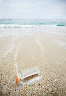 포토 JPG 주간 계절 종이 모래 파도 바다 유리병 풍경 해변 사람없음 야외 아웃포커스 여름 모래사장 여름풍경 닫힘 뚜껑 마개 닫기 병 편지 오브젝트 담기 코르크 국내포토 자연요소 식기 모션 병_용기 촬영기법 파일형식 여름_계절