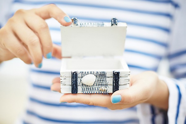 포토 JPG 주간 손 계절 여자 바다 한명 들기 사람 풍경 상반신 성인 해변 야외 아웃포커스 신체부위 여름 상자 여름풍경 양손 오픈 보물상자 성인만 국내포토 자연요소 1 모션 촬영기법 파일형식 여름_계절