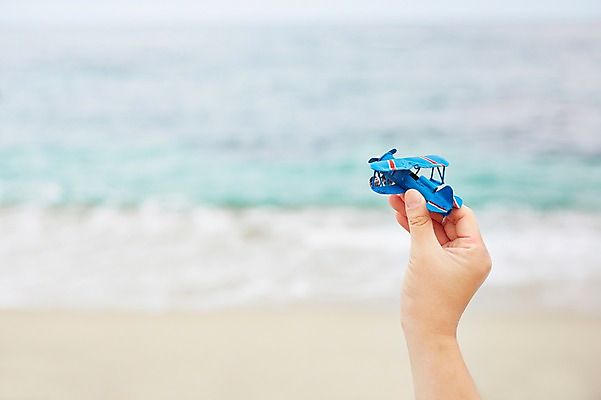 포토 JPG 주간 손 계절 모래 바다 비행기 한손 한명 들기 사람 풍경 해변 야외 아웃포커스 신체부위 여름 모래사장 장난감 모형 여름풍경 국내포토 자연요소 1 항공교통 모션 대중교통 촬영기법 파일형식 여름_계절