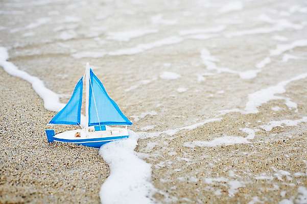 포토 JPG 주간 계절 모래 파도 바다 풍경 해변 사람없음 야외 여름 모래사장 장난감 모형 여름풍경 돛단배 오브젝트 선박 국내포토 자연요소 수상교통 배_교통 파일형식 여름_계절