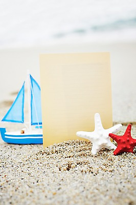 포토 JPG 주간 계절 종이 모래 바다 불가사리 프레임 알림판 풍경 해변 사람없음 야외 아웃포커스 여름 모래사장 장난감 모형 여름풍경 돛단배 오브젝트 선박 국내포토 자연요소 수상교통 배_교통 극피동물 촬영기법 파일형식 여름_계절