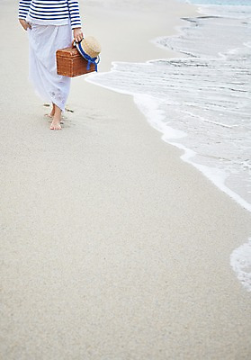 포토 JPG 주간 모자 계절 여자 모래 바다 가방 한명 들기 사람 풍경 성인 해변 야외 신체부위 여름 모래사장 바구니 걷기 여름풍경 산책 하반신 다리 여자한명만 국내포토 자연요소 1 잡화 모션 휴식 여자만 파일형식 여름_계절