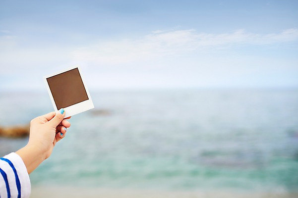 포토 JPG 주간 손 계절 바다 하늘 프레임 한손 한명 들기 사람 풍경 해변 야외 아웃포커스 신체부위 여름 사각형 맑음 여름풍경 폴라로이드사진 기념사진 국내포토 자연요소 도형 1 모션 날씨 촬영기법 폴라로이드 파일형식 여름_계절
