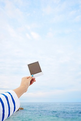 포토 JPG 주간 손 계절 모래 바다 하늘 프레임 한손 한명 들기 사람 풍경 해변 야외 신체부위 여름 모래사장 사각형 맑음 여름풍경 폴라로이드사진 기념사진 국내포토 자연요소 도형 1 모션 날씨 폴라로이드 파일형식 여름_계절