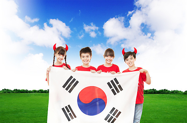 PSD 서양인 외국인 식물 백인 구름 편집 편집이미지 여자 남자 어린이 응원 하늘 뿔 서기 웃음 들기 사람 소녀 소년 잔디 여러명 상반신 축구 응원용품 깃발 머리띠 자신감 풀 국기 태극기 붉은악마 축구응원 열정 어린이만 월드싸커 이미지편집 자연요소 감정 스포츠 다수 장신구 모션 표정 인종 구기 오브젝트 파일형식