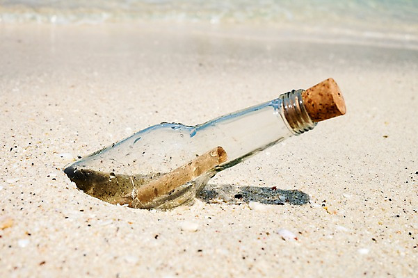 포토 JPG 주간 해외기획촬영 계절 종이 모래 바다 유리병 2014년태국 풍경 해변 사람없음 야외 여름 모래사장 여름풍경 닫힘 뚜껑 마개 닫기 병 편지 오브젝트 담기 코르크 국내포토 자연요소 식기 모션 병_용기 파일형식 여름_계절