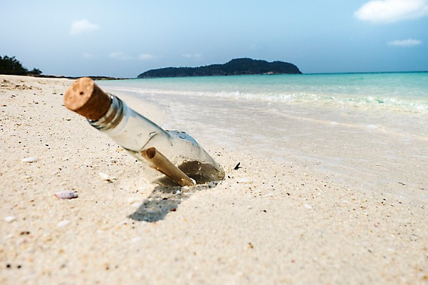 포토 JPG 주간 해외기획촬영 계절 종이 모래 바다 섬 유리병 2014년태국 풍경 해변 사람없음 야외 여름 모래사장 맑음 여름풍경 닫힘 뚜껑 마개 닫기 병 편지 오브젝트 담기 코르크 국내포토 자연요소 식기 모션 병_용기 날씨 파일형식 여름_계절