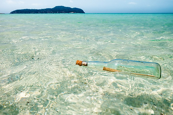 포토 JPG 주간 해외기획촬영 계절 종이 바다 섬 유리병 2014년태국 풍경 해변 사람없음 야외 여름 모래사장 맑음 여름풍경 닫힘 뚜껑 마개 닫기 병 편지 오브젝트 코르크 국내포토 자연요소 식기 모션 병_용기 날씨 파일형식 여름_계절