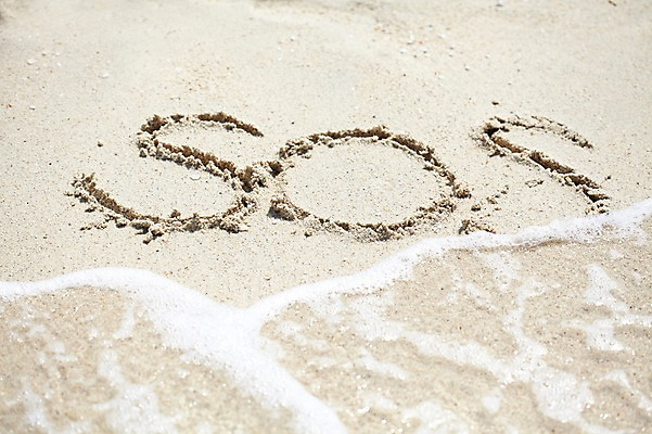 포토 JPG 주간 해외기획촬영 알파벳 영어 계절 모래 바다 백그라운드 2014년태국 풍경 해변 사람없음 야외 여름 모래사장 여름풍경 위험 sos 구조요청 국내포토 자연요소 문자 컨셉 구출 파일형식 여름_계절