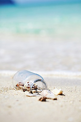 포토 JPG 주간 해외기획촬영 계절 모래 바다 백그라운드 유리병 2014년태국 풍경 해변 사람없음 야외 아웃포커스 여름 모래사장 여름풍경 소라 병 국내포토 자연요소 식기 병_용기 어패류 촬영기법 파일형식 여름_계절