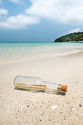 포토 JPG 주간 구름 해외기획촬영 계절 종이 모래 바다 섬 하늘 유리병 2014년태국 풍경 해변 사람없음 야외 아웃포커스 여름 모래사장 맑음 여름풍경 닫힘 뚜껑 마개 닫기 병 편지 오브젝트 담기 코르크 국내포토 자연요소 식기 모션 병_용기 날씨 촬영기법 파일형식 여름_계절