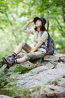포토 JPG 주간 전신 나무 식물 응시 여자 휴식 산 한국 한명 사람 앉기 동양인 20대 성인 야외 아웃포커스 등산 한국인 올려보기 돌_바위 바위 숲 등산복 상쾌 등산화 등산가방 등산모자 경기도 가평 유명산 청년만 청년여자만 청년여자한명만 성인여자한명만 국내포토 자연요소 모자_잡화 1 시선 옷 감정 아시아 신발 컨셉 가방 모션 촬영기법 인종 청년 트래킹 등산용품 여자만 여자한명만 성인여자만 성인만 파일형식
