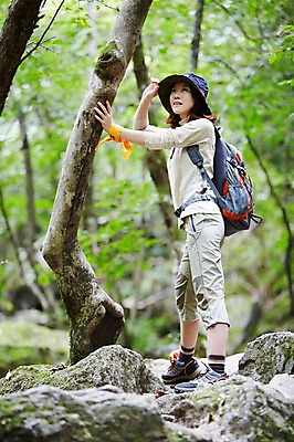 포토 JPG 주간 전신 나무 식물 응시 여자 휴식 산 한국 한명 서기 사람 동양인 20대 성인 야외 아웃포커스 등산 한국인 올려보기 돌_바위 바위 숲 등산복 상쾌 등산화 등산가방 등산모자 경기도 가평 유명산 청년만 청년여자만 청년여자한명만 성인여자한명만 국내포토 자연요소 모자_잡화 1 시선 옷 감정 아시아 신발 컨셉 가방 모션 촬영기법 인종 청년 트래킹 등산용품 여자만 여자한명만 성인여자만 성인만 파일형식