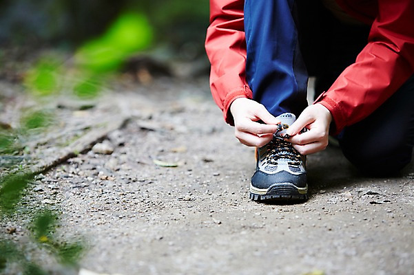 포토 JPG 주간 나무 식물 손 신발 산 한국 한명 야외 아웃포커스 신체부위 등산 하반신 다리 숲 무릎꿇기 등산복 상쾌 등산화 경기도 신발끈 가평 유명산 국내포토 자연요소 1 옷 감정 아시아 모션 촬영기법 사람 트래킹 등산용품 파일형식