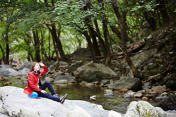 포토 JPG 주간 전신 나무 식물 여자 휴식 산 한국 한명 사람 앉기 동양인 20대 성인 야외 아웃포커스 계곡 등산 한국인 돌_바위 바위 등산복 상쾌 등산모자 경기도 가평 유명산 청년만 청년여자만 청년여자한명만 성인여자한명만 국내포토 자연요소 모자_잡화 1 옷 감정 아시아 컨셉 모션 촬영기법 인종 청년 트래킹 여자만 여자한명만 성인여자만 성인만 파일형식