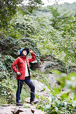 포토 JPG 주간 전신 나무 식물 응시 여자 지팡이 휴식 산 한국 한명 서기 사람 동양인 20대 성인 야외 아웃포커스 등산 한국인 돌_바위 바위 숲 등산복 상쾌 등산모자 경기도 가평 유명산 청년만 청년여자만 청년여자한명만 성인여자한명만 국내포토 자연요소 모자_잡화 1 시선 옷 감정 아시아 컨셉 모션 촬영기법 인종 청년 트래킹 여자만 여자한명만 성인여자만 성인만 파일형식