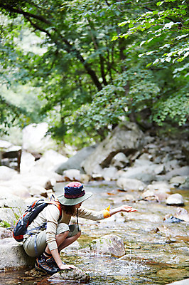 포토 JPG 주간 전신 나무 식물 여자 물놀이 산 한국 한명 사람 앉기 동양인 20대 성인 야외 아웃포커스 계곡 등산 한국인 돌_바위 바위 등산복 상쾌 등산화 등산가방 등산모자 경기도 가평 유명산 청년만 청년여자만 청년여자한명만 성인여자한명만 국내포토 자연요소 모자_잡화 1 옷 감정 아시아 신발 가방 모션 놀이 촬영기법 인종 청년 트래킹 등산용품 여자만 여자한명만 성인여자만 성인만 파일형식