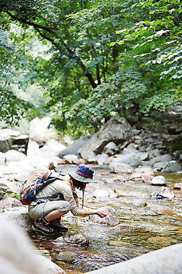 포토 JPG 주간 전신 나무 식물 여자 산 한국 한명 사람 앉기 동양인 손짓 20대 성인 야외 아웃포커스 계곡 등산 한국인 돌_바위 바위 등산복 상쾌 등산화 등산가방 등산모자 경기도 가평 유명산 청년만 청년여자만 청년여자한명만 성인여자한명만 국내포토 자연요소 모자_잡화 1 옷 감정 아시아 신발 가방 모션 촬영기법 인종 청년 트래킹 등산용품 여자만 여자한명만 성인여자만 성인만 파일형식