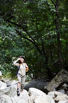 포토 JPG 주간 전신 나무 식물 여자 휴식 산 한국 한명 서기 사람 동양인 20대 성인 야외 등산 한국인 올려보기 돌_바위 바위 숲 등산복 상쾌 땀 등산화 등산가방 등산모자 경기도 가평 유명산 청년만 청년여자만 청년여자한명만 성인여자한명만 국내포토 자연요소 모자_잡화 1 옷 감정 아시아 신발 컨셉 가방 모션 인종 청년 트래킹 등산용품 여자만 여자한명만 성인여자만 성인만 파일형식